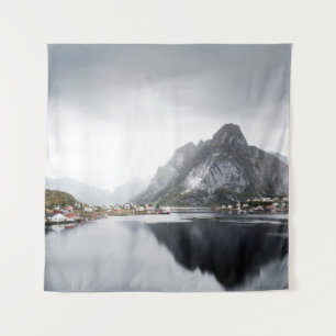 SEE UMGEBEN VON HAUSE UND BERGEN WANDTEPPICH
