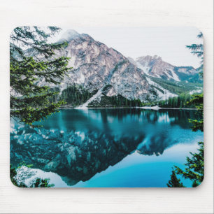 See und Berg unter dem weißen Himmel Mousepad