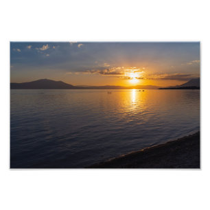 Seekapala & Berge am Horizont bei Sonnenuntergang Fotodruck