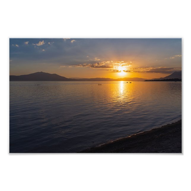 Seekapala & Berge am Horizont bei Sonnenuntergang Fotodruck (Vorne)