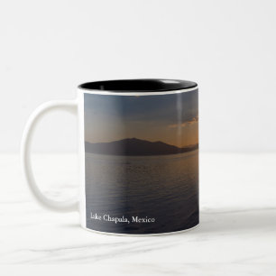 Seekapala & Berge am Horizont bei Sonnenuntergang Zweifarbige Tasse