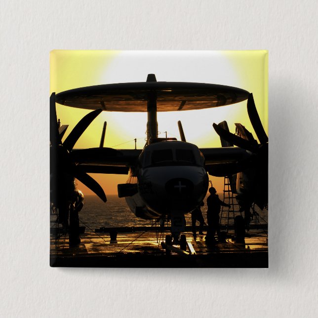 Seeleute arbeiten an einem E-2C Hawkeye-Flugzeug Button (Vorderseite)