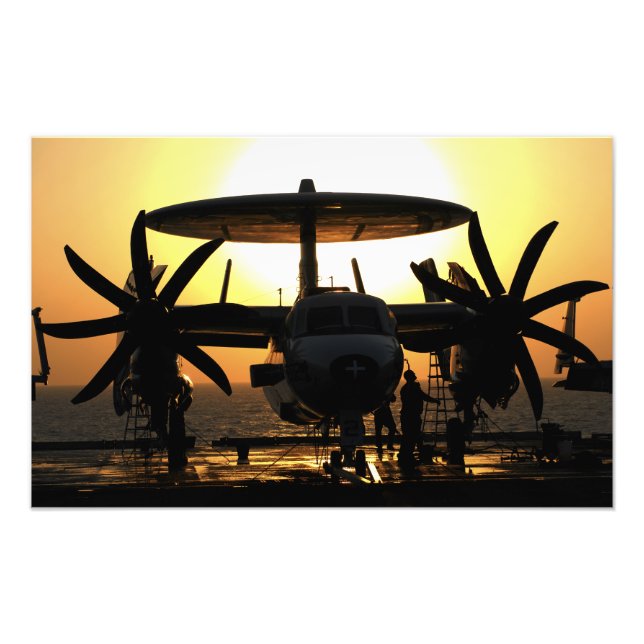 Seeleute arbeiten an einem E-2C Hawkeye-Flugzeug Fotodruck (Vorne)