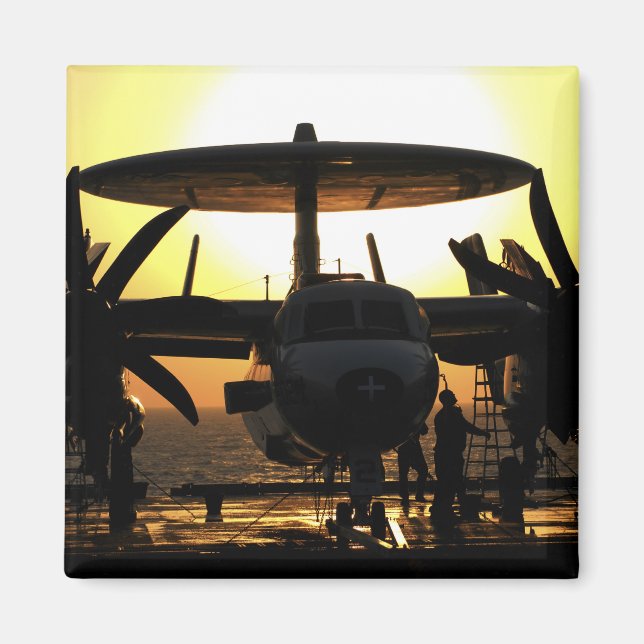 Seeleute arbeiten an einem E-2C Hawkeye-Flugzeug Magnet (Vorne)