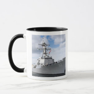 Seeleute bemannen die Schienen Tasse