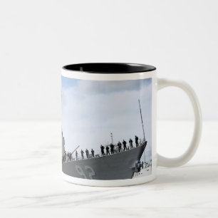 Seeleute bemannen die Schienen Zweifarbige Tasse
