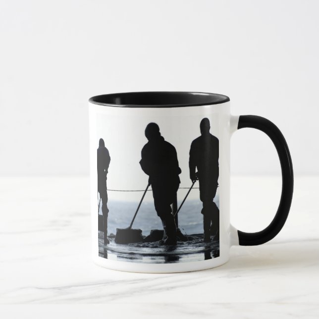 Seeleute fegen die Hangarbucht aus Tasse (Rechts)