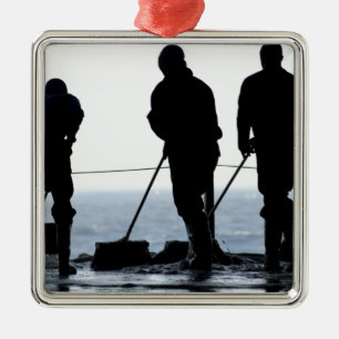 Seeleute fegen heraus die Hangarbucht Silbernes Ornament