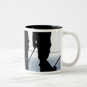 Seeleute fegen heraus die Hangarbucht Zweifarbige Tasse