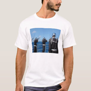Seeleute feuern eine Salutsalve während eines T-Shirt