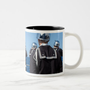 Seeleute feuern eine Salutsalve während eines Zweifarbige Tasse