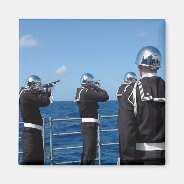 Seeleute feuern während einer Beerdigung an sich e Magnet (Vorne)