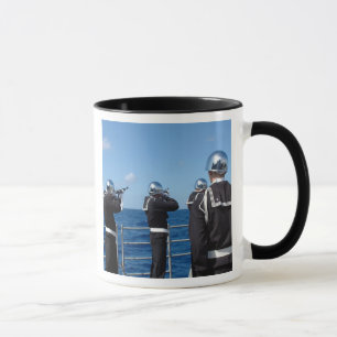 Seeleute feuern während einer Beerdigung an sich e Tasse