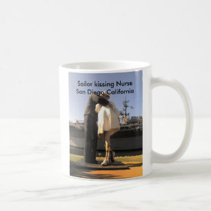 Seemann, der Krankenschwester in San Diego küsst Kaffeetasse