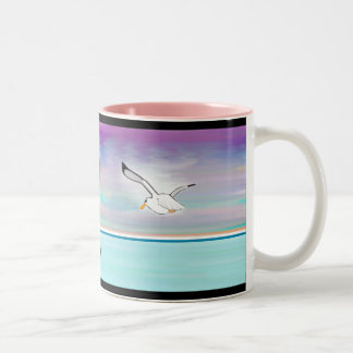 Seemöwe über dem Meer Zweifarbige Tasse