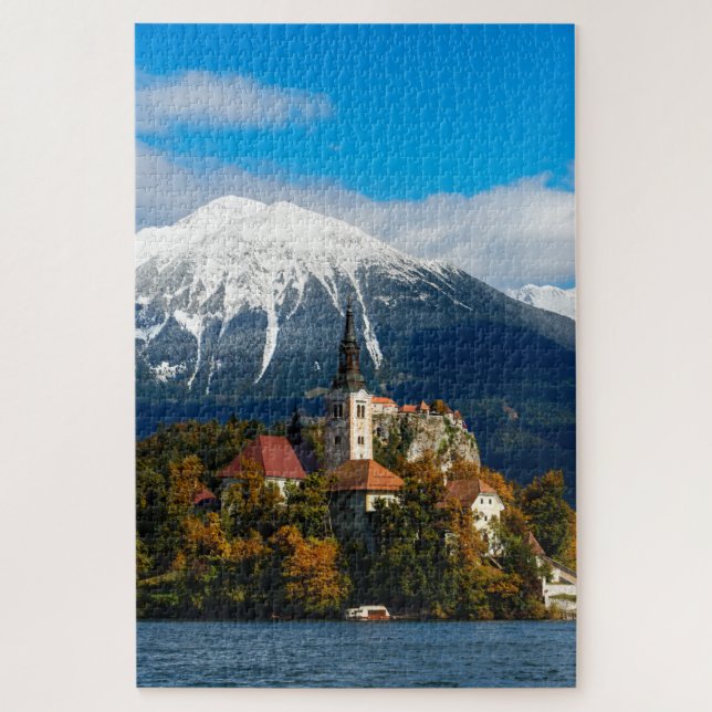 Seenlandschaft mit Kirche und Herbstbäumen (Vertikal)
