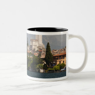 Seeort Malcesine, Provinz Verona, Italien Zweifarbige Tasse