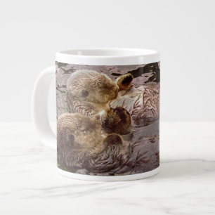 Seeotter, die Hände halten Jumbo-Tasse
