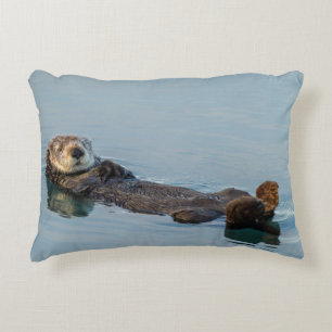 Seeotter schwimmt auf dem Rücken im Ozean Dekokissen