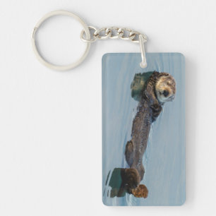 Seeotter schwimmt auf dem Rücken im Ozean Schlüsselanhänger