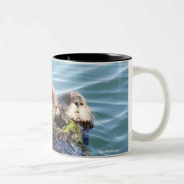 Seeottermutter und -welpe mit Kelp Zweifarbige Tasse (Rechts)