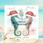 Seepferd Beach Mistletoe Kiss Verheiratet Weihnach Feiertagskarte<br><div class="desc">Die Weihnachtskarte zum Thema Küste bietet Aquarellfarben-Seepferde in Weihnachtsmannmützen,  die unter Mistletoe am Strand mit einer "Verheirateten Weihnachtsunterschrift" küssen. Die Feiertagsgrüße und Namen können personalisiert sein. Besuchen Sie meine "Seepferd Coastal Christmas Kiss" Kollektion für die Koordinierung von Einladungen,  Party-Vorräten,  Dekor und vieles mehr. Kunst von KL Stock.</div>