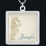 Seepferd Brautparty Geschenk Necklace Versilberte Kette<br><div class="desc">Hier ist eine tolle Möglichkeit, Ihr Hochzeitstil auch nach der Hochzeit noch am Leben behalten. Dieser Anhänger ist vollständig anpassbar und bietet einen Seepferd-Eindruck im Sanddesign. Personalisieren Sie es mit dem Namen der Braut für ein ausgezeichnetes Brautparty Geschenk oder fügen Sie den Namen Ihrer Brautmädchen für ein großes Dankeschön Geschenk....</div>