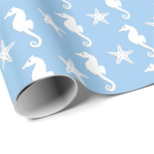 Seepferd und Seestern - weiß auf blass blau Geschenkpapier