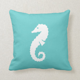 SEEPFERD WHITE auf aquamarinem blauem Kissen