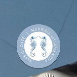 Seepferde für Hochzeiten am Strand Blau Runder Aufkleber<br><div class="desc">Dieser Aufkleber wurde für die Koordination mit meinem klassischen Thema "Wasserfarbenwasser" konzipiert und zeigt Meerpferde in den Farben Küstenblau. Passen Sie mit Ihren Namen, Save the Date oder was auch immer Sie wollen, in Weiß auf einem staubigen blauen Hintergrund an. Verwenden Sie als Umschlag Aufkleber, bevorzugen Sie Etiketten oder personalisierte...</div>