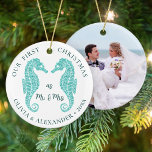 Seepferds Beach First Christmas Mr. und Mrs. Foto Keramik Ornament<br><div class="desc">Zwei niedliche Aqua-Glitzer-Seepferde sind für diesen Strand inspirierten frisch gezapftes Sake-Ornament geeignet,  das das glückliche Ehepaar als Mr. & Mrs. Auf der Rückseite befindet sich eine Fotovorlage,  die es einfach macht,  sich zu personalisieren. Wenn Sie passende Produkte oder andere Farbtöne wünschen,  kontaktieren Sie mich bitte über Zazzle Chat.</div>