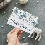 Seeschifffahrt und Weißer Yuletide Segnung Winter  Feiertagskarte<br><div class="desc">Erleben Sie die faszinierende Welt der Blumen,  die Sie in diesem Jahr mit den Lieben und der Marine und dem White Yuletide Blessings Winter Floral begrüßen. Bearbeiten Sie die innere Nachricht,  um zu sagen,  was Sie wollen. Haben Sie ein sehr gesegnetes Weihnachten!</div>