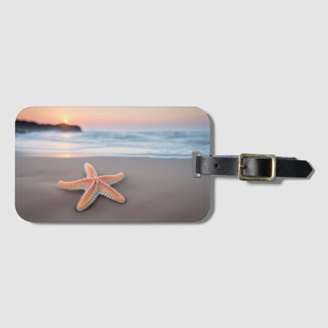 Seestern liegt an einem Strand Gepäckanhänger (Vorderseite (Horizontal))