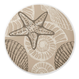 Seesterne und Muscheln in Beige an der Meereswelt Keramikknauf