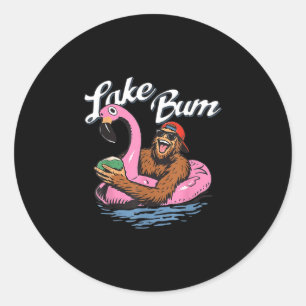 Seeufer bum Bigfoot lustiger Flamingo Sommer Leben Runder Aufkleber