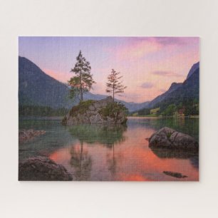 Seeuntergang mit Bäumen, Felsen und Bergen