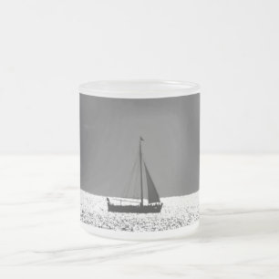 Segelboot am funkelnden Meer Frostiertes Glas-Mug Mattglastasse