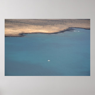 Segelboot auf blauem Meer – Landschaftsfotografie- Poster