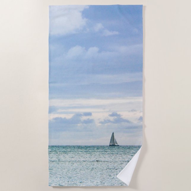 Segelboot auf dem Wasser Strandtuch (Vorderseite)