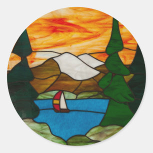 Segelboot auf Mountainsee-Buntglas-Entwurfs-Kunst Runder Aufkleber