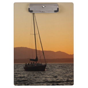 Segelboot bei Sonnenuntergang auf dem Puget Sound Klemmbrett