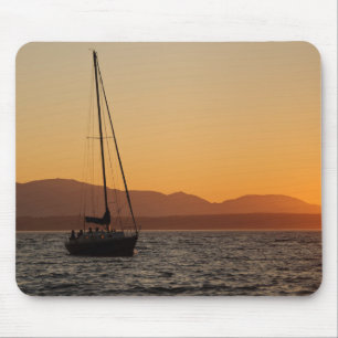 Segelboot bei Sonnenuntergang auf dem Puget Sound Mousepad