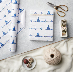 Segelboot, das auf einer blauen Herzfrequenz-Grafi Geschenkpapier