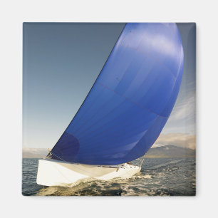 Segelboot, das im Wind sich neigt Magnet