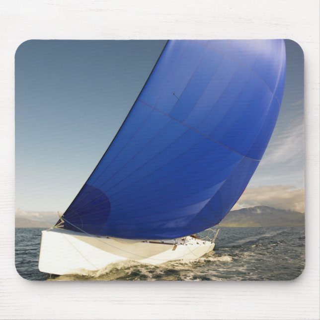 Segelboot, das im Wind sich neigt Mousepad (Vorne)