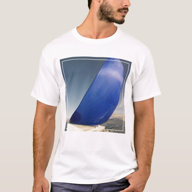 Segelboot, das im Wind sich neigt T-Shirt (Vorderseite)