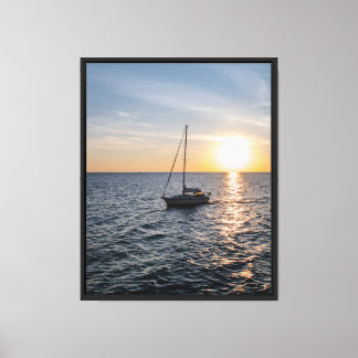 Segelboot fährt in den Sonnenuntergang gespannter Leinwanddruck