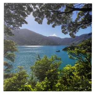 Segelboot im Abstand Fliese