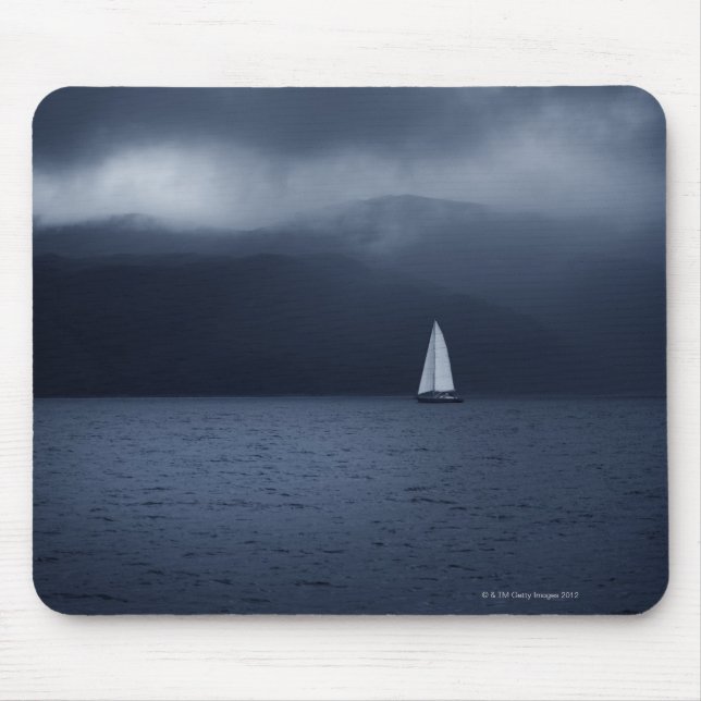Segelboot im stürmischen Wetter auf Scottish Mousepad (Vorne)