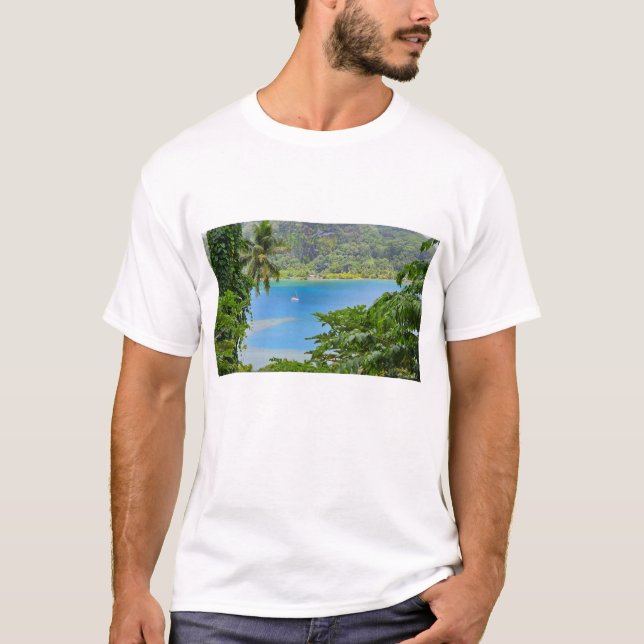 Segelboot im tropischen Paradies von Raiatea T-Shirt (Vorderseite)